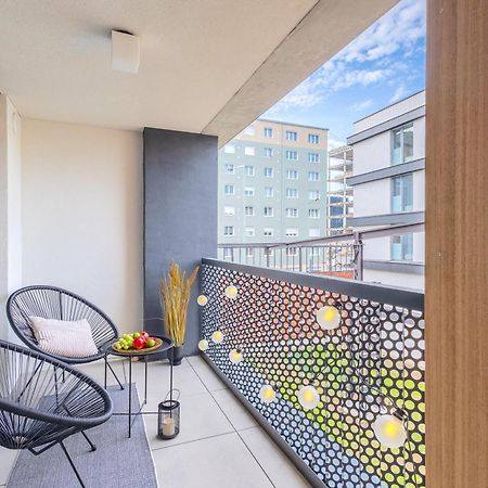 Design Apartment - Balcony, Free Parking, Yoga, 10 Mins To Center, By Gravity プラハ エクステリア 写真