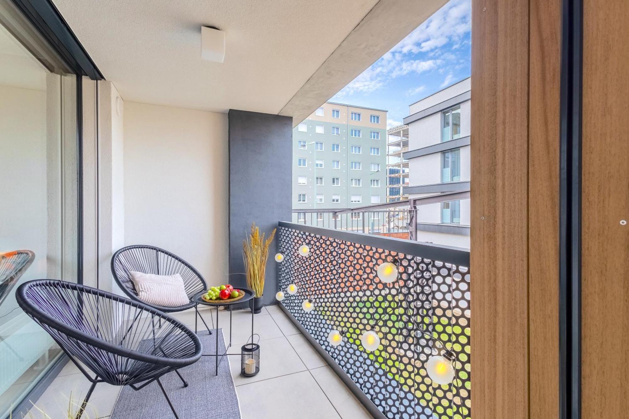 Design Apartment - Balcony, Free Parking, Yoga, 10 Mins To Center, By Gravity プラハ エクステリア 写真