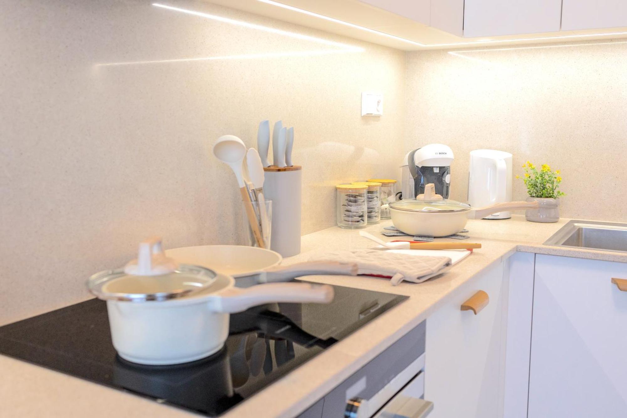 Design Apartment - Balcony, Free Parking, Yoga, 10 Mins To Center, By Gravity プラハ エクステリア 写真