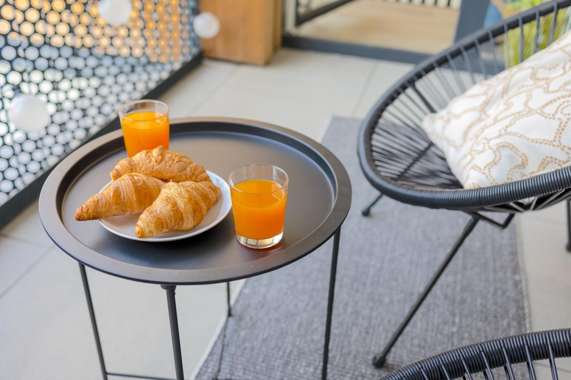 Design Apartment - Balcony, Free Parking, Yoga, 10 Mins To Center, By Gravity プラハ エクステリア 写真