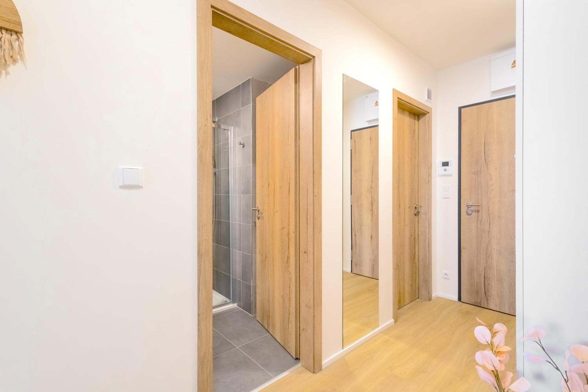 Design Apartment - Balcony, Free Parking, Yoga, 10 Mins To Center, By Gravity プラハ エクステリア 写真